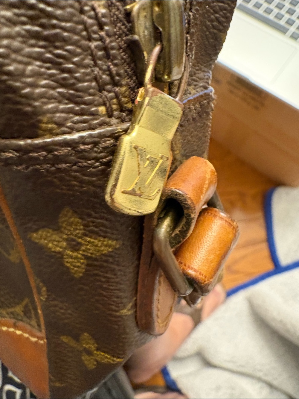 AUTH Vintage Louis Vuitton Monogram Crossbody Camera Bag - Date Code 874 TH - Picture 8 of 17